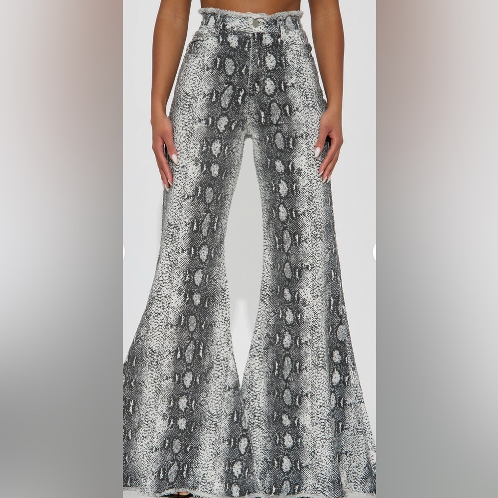 Fashion Nova Sneak Around Rhinestone Bell Bottom Jeans White/Combo Size 1 NWT🖤🤍 - Picture 2 of 5